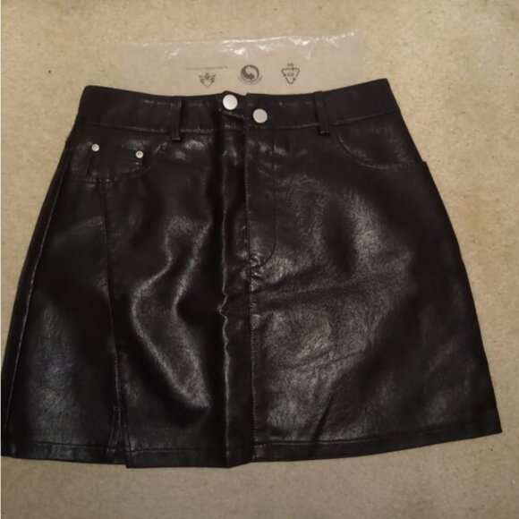 Faux  leather skirt - Picture 4 of 4